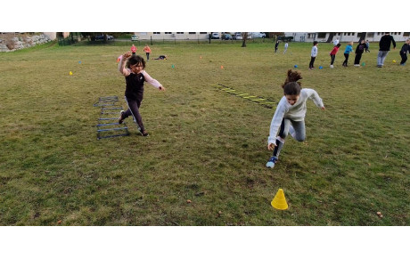 Petite séance d'entraînement en plein air pour les U9 et les U11 ! 🏃‍♀️🏃‍♂️